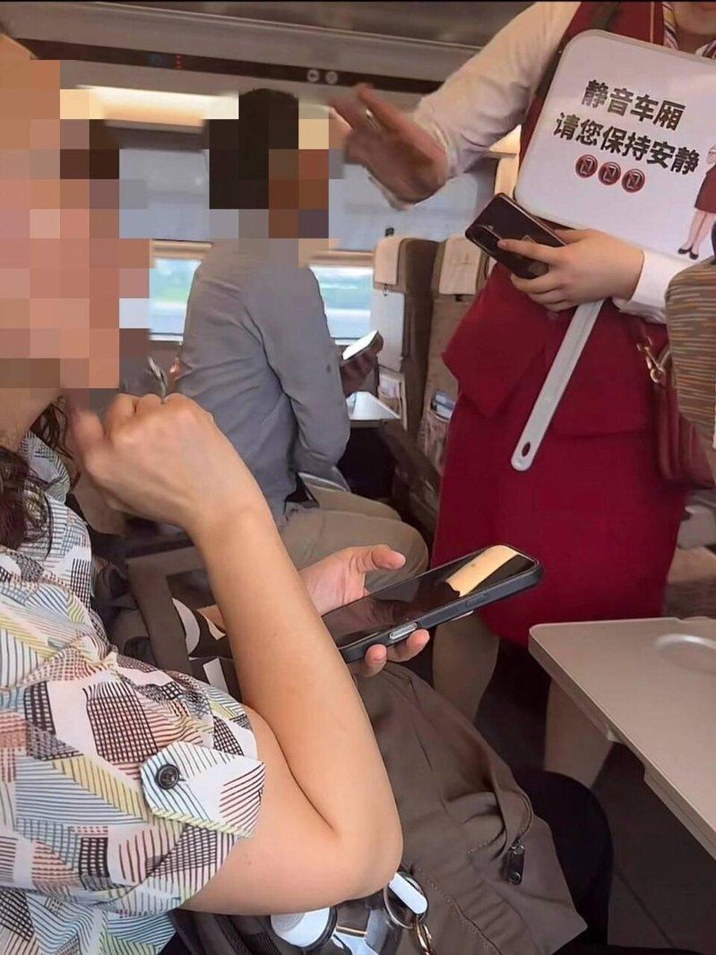 女子在高铁静音车厢连打20分钟电话,乘务员在她面前举牌劝阻仍被忽视。(取材自封面...