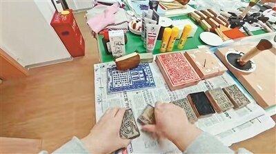 对古籍进行拓印。(取材自北京青年报)