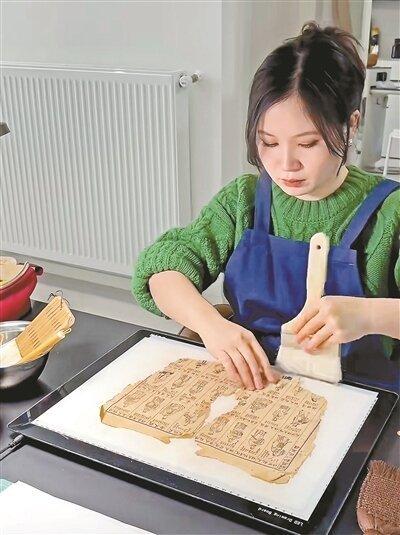 李洋洋正在自己的工作室里修复一页残页。(取材自北京青年报)