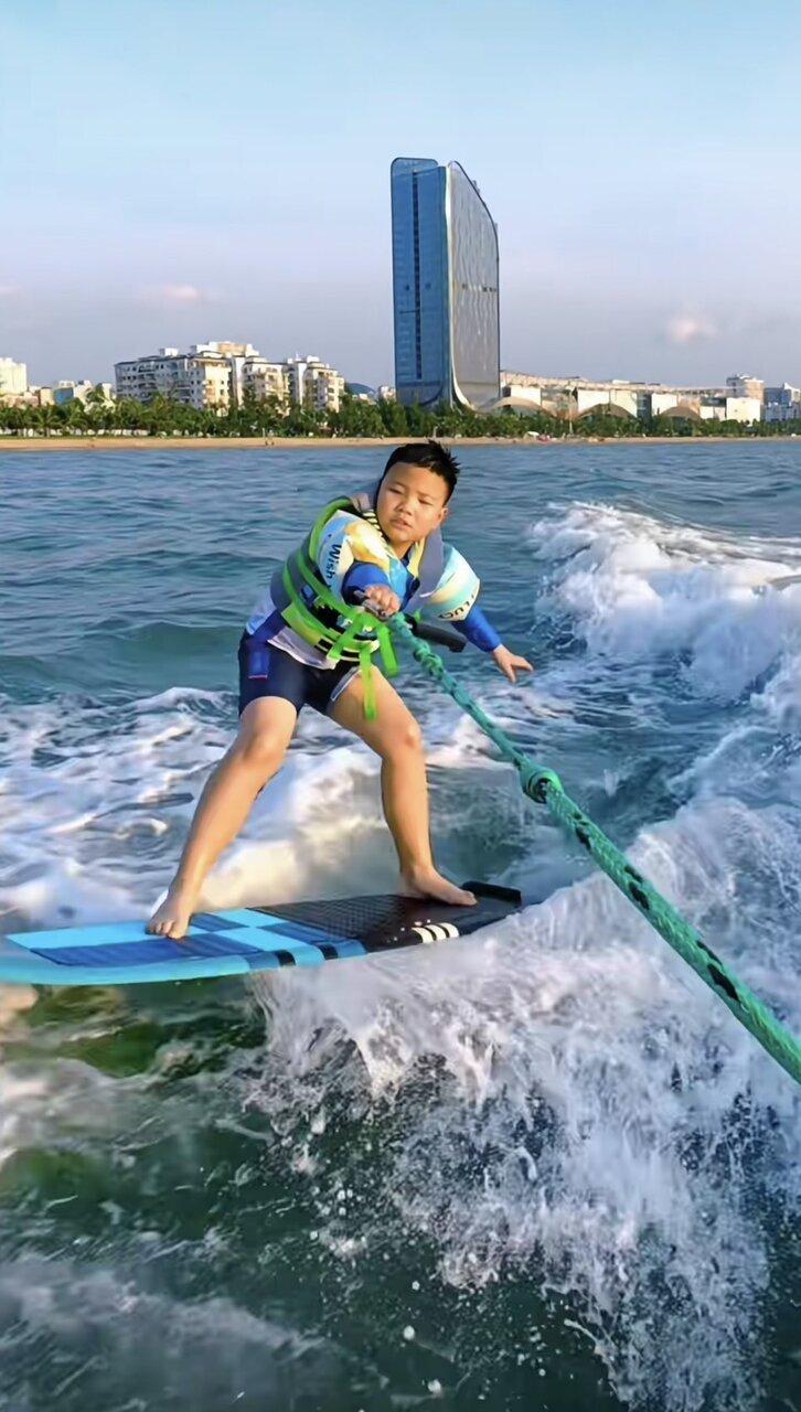 小远玩冲浪。(取材自小红书)