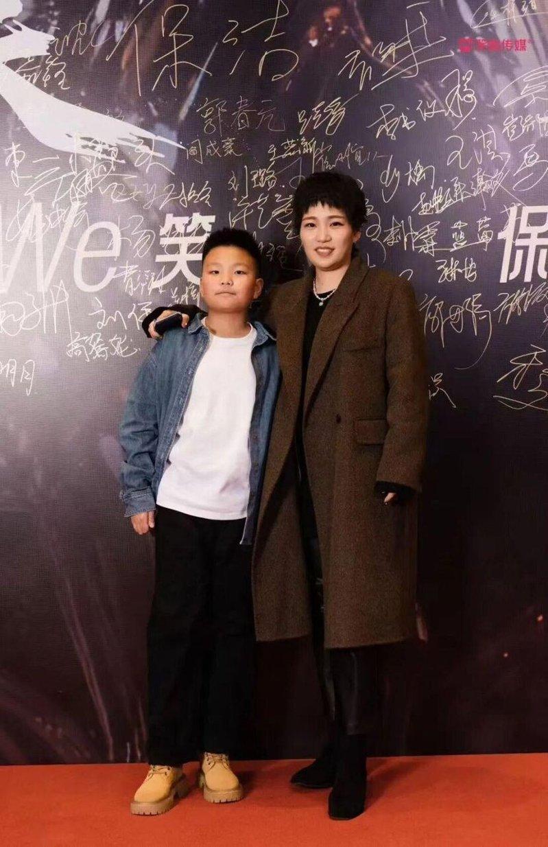 曹灿和小远出席商业活动。(取材自新周刊/受访者供图)