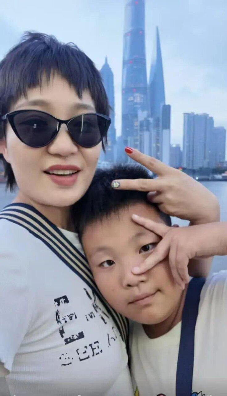 曹灿和小远出门旅游时的合照。旅游的花销由小远把握。(取材自新周刊/受访者供图)