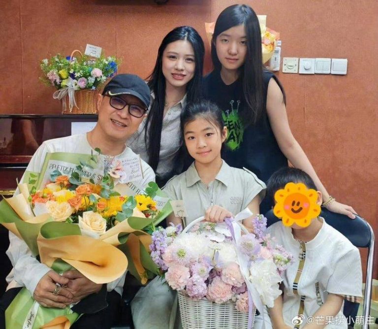 「4个孩子3个妈」汪峰罕晒带娃照 5岁儿唯一不露脸 汪峰晒出与四个孩子的照片。(取材自汪峰微博)