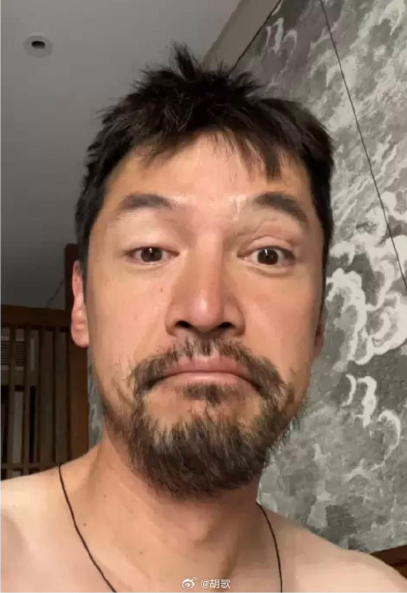 某夜的胡歌。(取材自微博)
