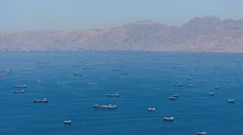 阿曼北部穆桑代姆省近海船只25日正航行通过荷莫兹海峡。路透