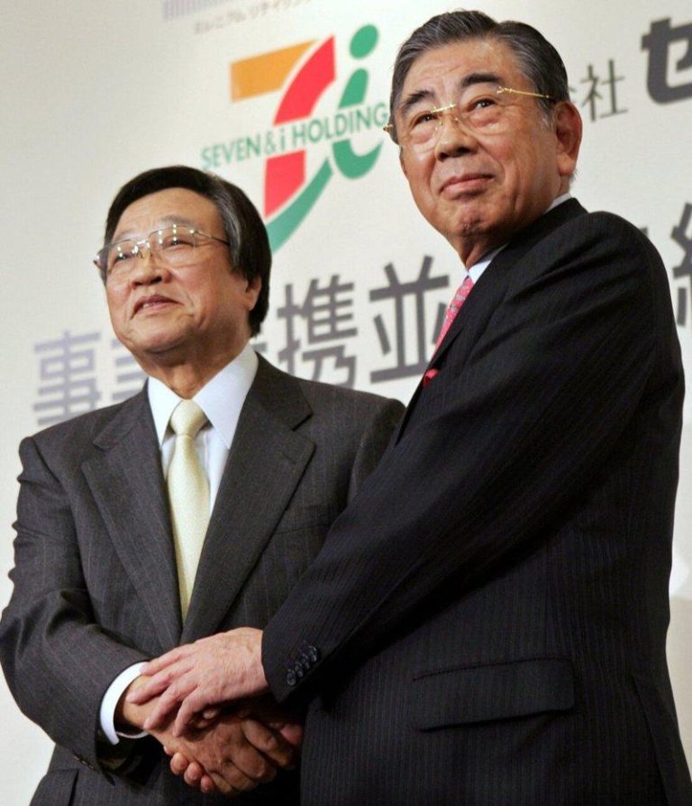 「日本便利商店之父」把美国冰块店变全球超商霸主 铃木敏文(右)被誉为「日本便利商店产业之父」,图为他在2005年时与日本百货控股...