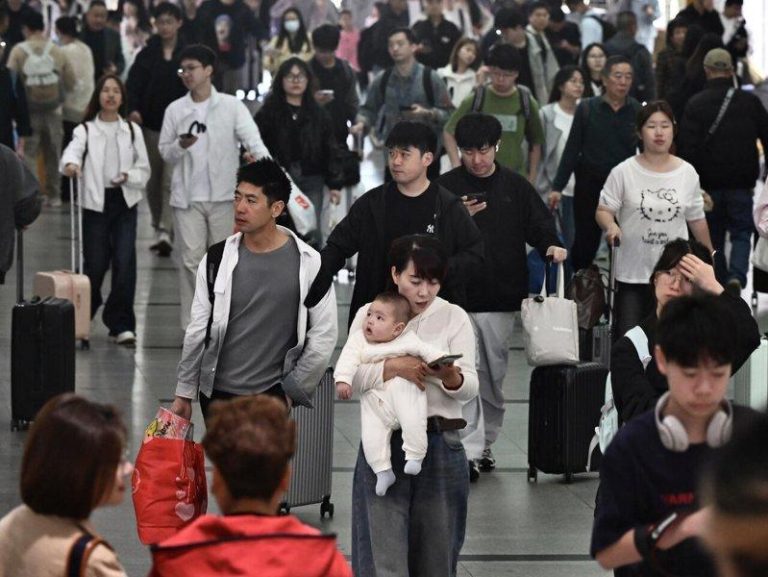 中国「小普查」 人口首度负成长 高学历续增「人口质量红利」显著 国家统计局22日发布2025年全国1%人口抽样调查主要数据公报。图为5月1日,前...