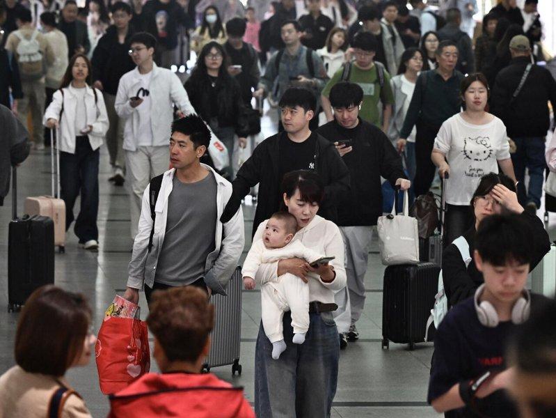 国家统计局22日发布2025年全国1%人口抽样调查主要数据公报。图为5月1日,前...