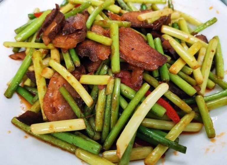 排名第一的「餐桌噩梦」 河南人直播间喊「不要钱」终于送走它 最权威的吃法莫过于蒜薹炒肉。(取材自新周刊)