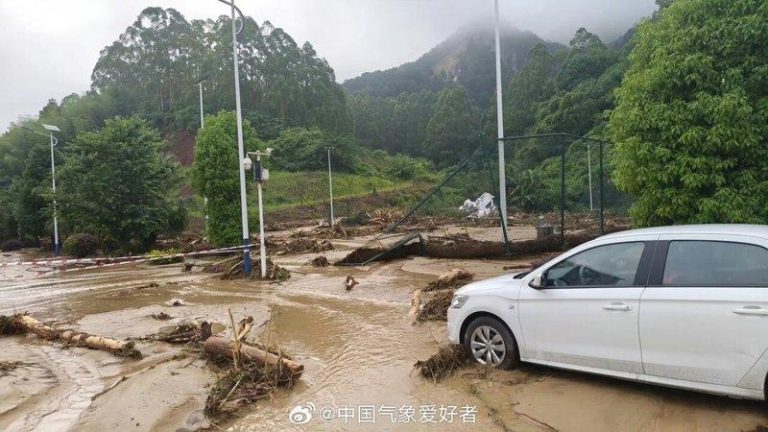 中国多地暴雨成灾 重庆已酿1死17人失联 重庆永川23日至24日出现特大暴雨,目前已造成17人失联、1人死亡。(取材自微博...
