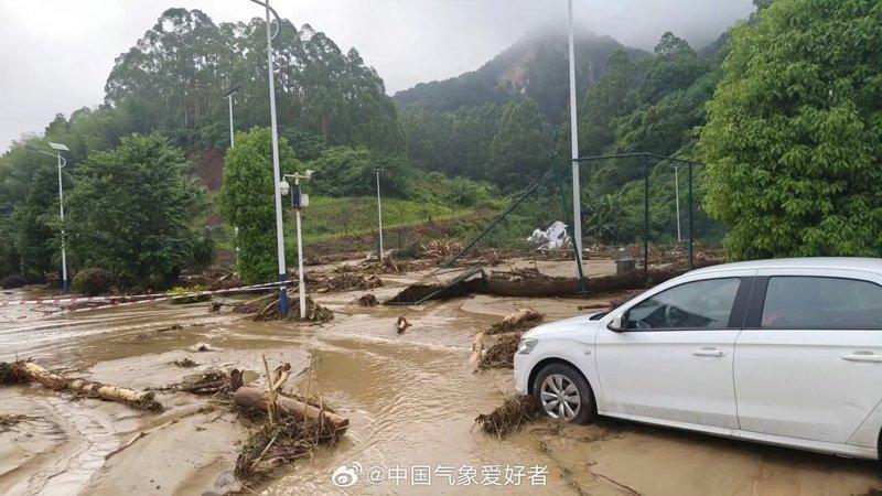 重庆永川23日至24日出现特大暴雨,目前已造成17人失联、1人死亡。(取材自微博...