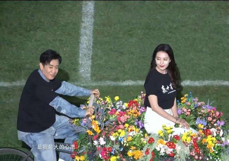 于和伟(左)、高圆圆现身助阵「东北超」。(取材自微博)