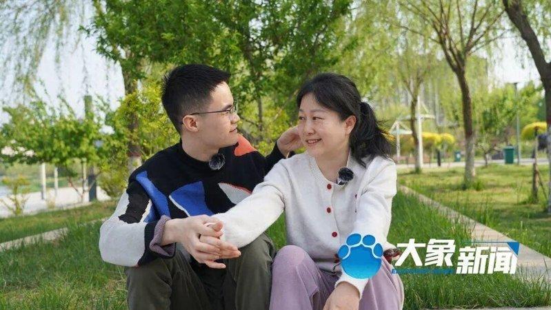 河北美术老师怀孕胎停后突发脑梗智力变3岁,丈夫陪妻子「重新长大」。(取材自大象新...