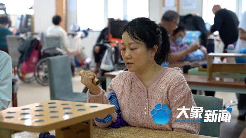 河北美术老师怀孕胎停后突发脑梗智力变3岁,丈夫陪妻子「重新长大」。(取材自大象新...