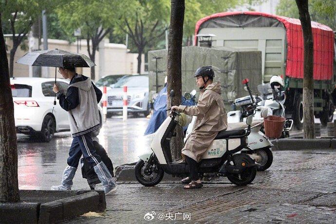湖北武汉24日发布暴雨红色预警，官方要求停止集会、停课、停业（特殊行业除外），并...