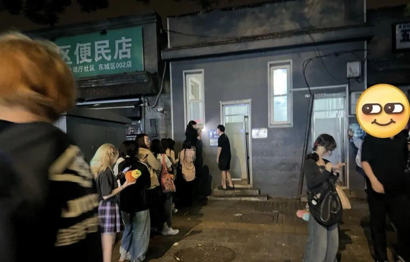 粉丝直接把居民公共厕所变成打卡景点。(取材自BRTV新闻)