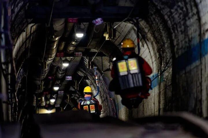 5月24日,国家矿山应急救援山西华阳队队员进入矿井,准备进行搜救。(新华社)