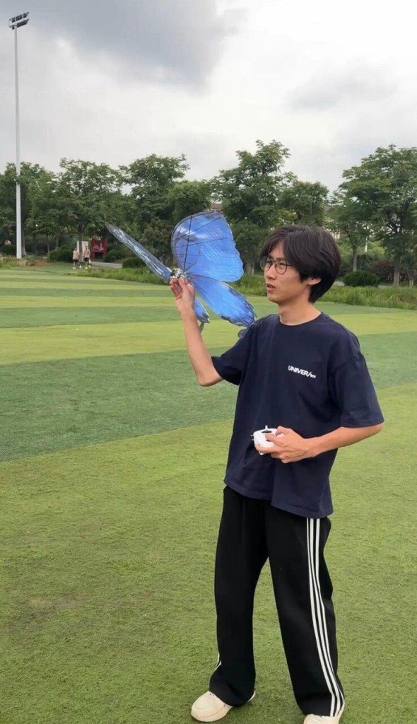 不是特效…武汉大学生卖手搓蝴蝶爆火 婚庆公司抢着要 艾雨庆在武昌职业学院操场上「放飞」仿生蝴蝶。(取材自上观新闻)