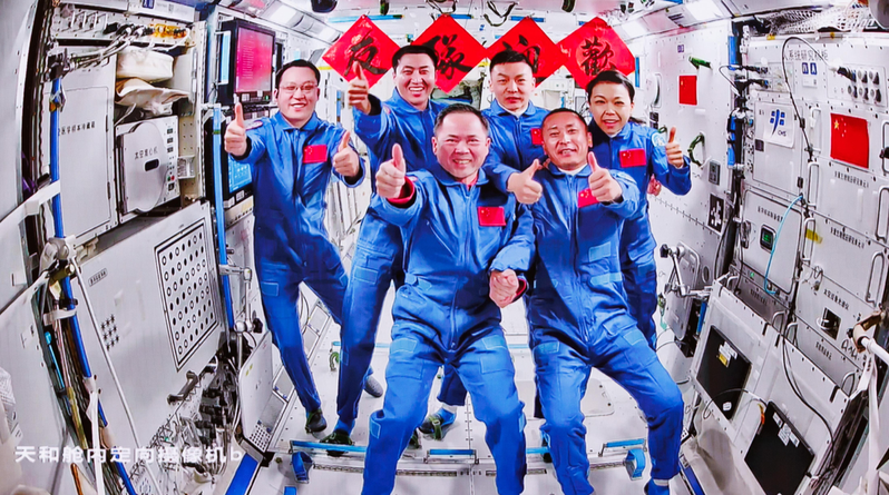 在载人飞船与空间站组合体成功交会对接后，神舟23号航天员乘组从飞船返回舱顺利进入...