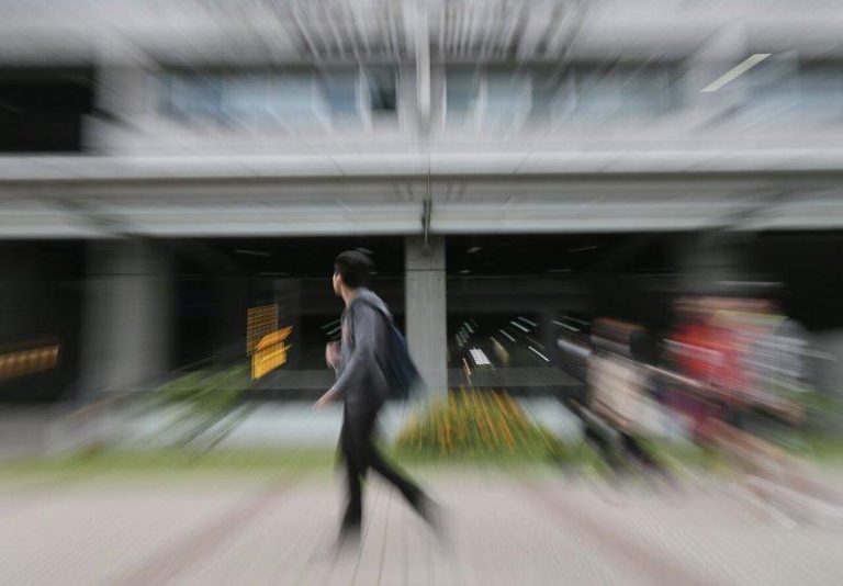 论文打假风暴 中国官媒点名论文数据「荒诞粗糙」 新华社报导点名多所中国高校高层次人才涉学术不端,论文数据被指荒诞粗糙。(本报数据...