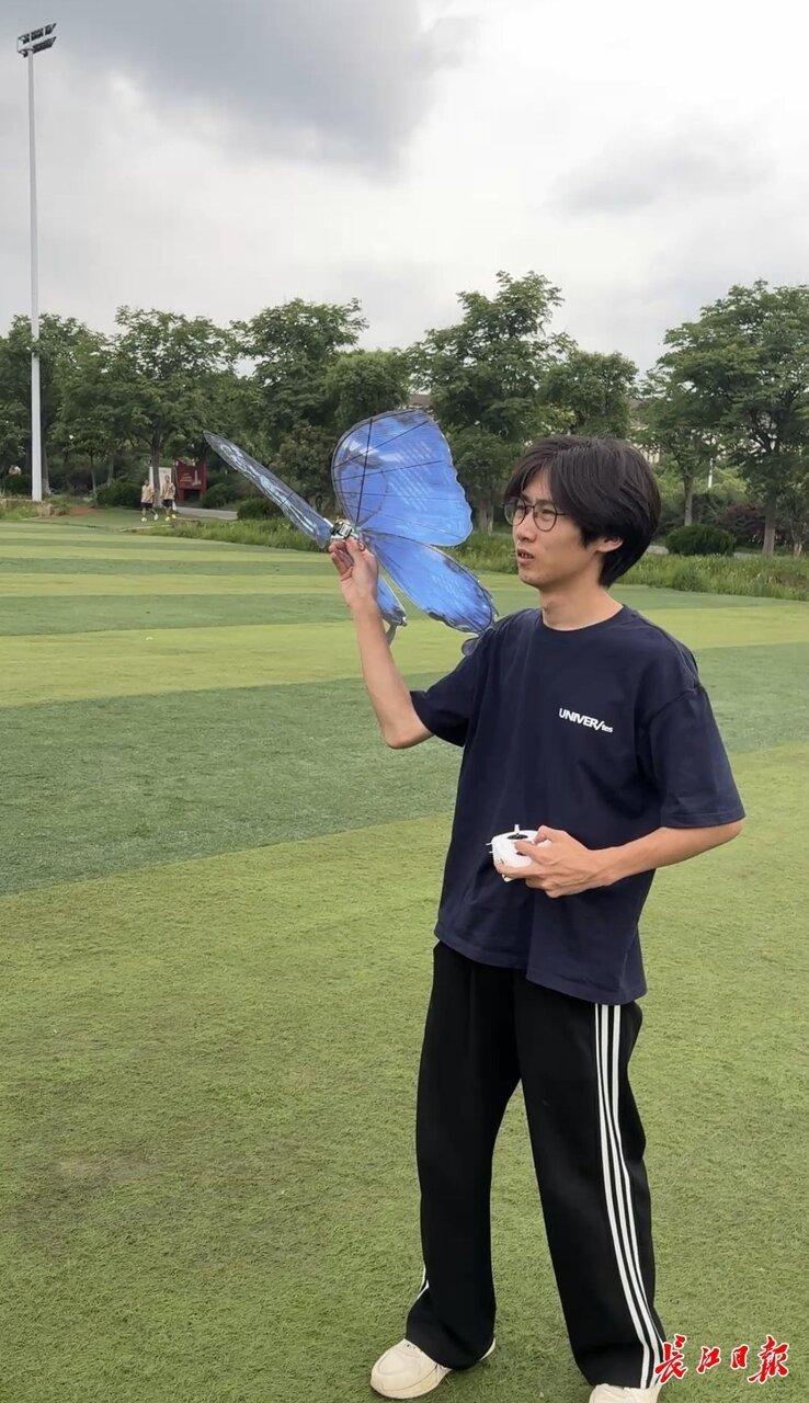 湖北的大学生艾雨庆，在武昌职业学院操场上「放飞」仿生蝴蝶。（取材自长江日报）