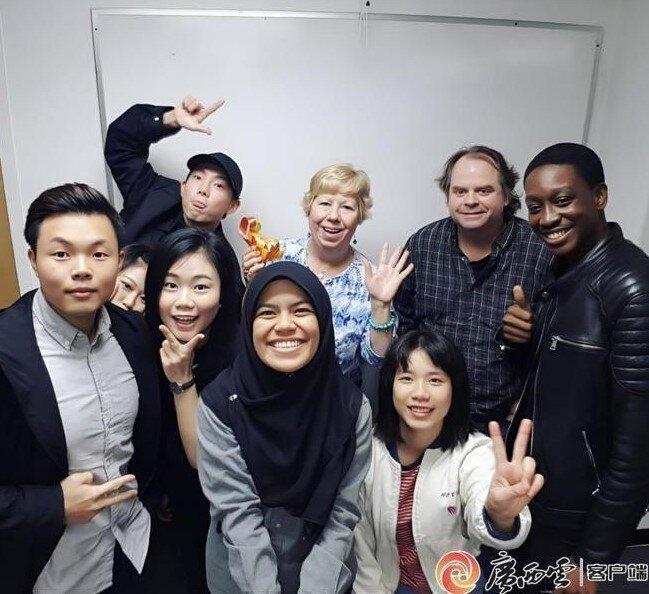 陈诺(前排右一)在旧金山艺术大学与老师、同学的合影。(取材自澎湃新闻/受访者提供...