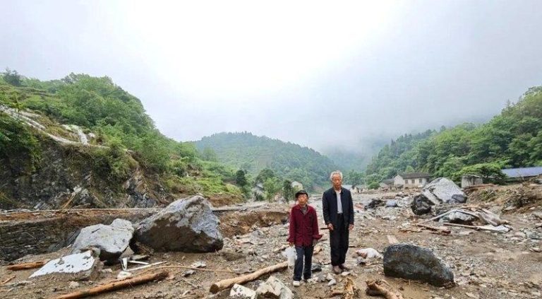 山洪、泥石流夹击…湖南村庄被夷平 青蛙都往山上逃窜 中岭村的灾情很严重。(取材自极目新闻)