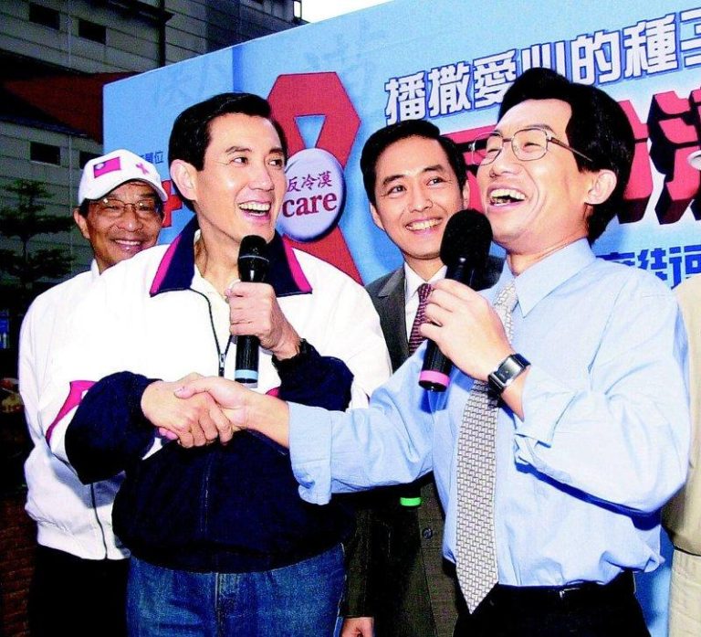 马英九事件延烧 昔分身「马英久」李志希难过:为他祈福 郭子乾(前右)与李志希(后)当年模仿李应元和马英九(前左),与时任台北市长马英九...