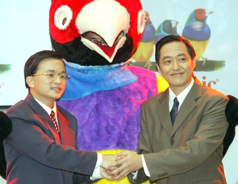 李志希(右)、唐从圣分别模仿马英及和陈水扁,搞笑上演大和解。 (本报系数据照片)