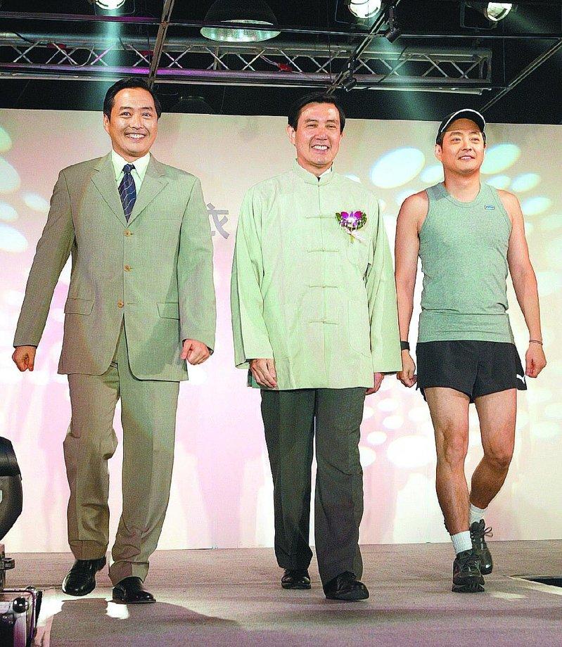 李志希(左起)、马英九、李志奇曾以「3个小马哥」之姿出席「台北服饰文化馆」活动。...