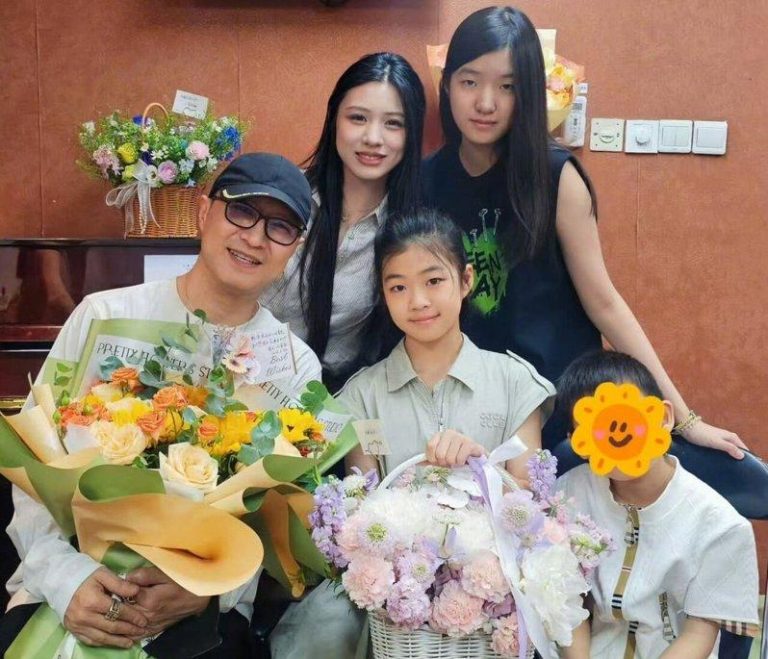 「4个孩子3个妈」…汪峰罕晒子女同框照 为醒醒钢琴演出打气 汪峰(前排左)罕见带着四子女一同现身。(取材自微博)