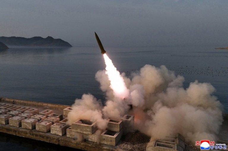 北韩隔37天向黄海射弹道飞弹 南韩拚这时间完成首艘核潜舰 北韩日前曾经从咸镜南道新浦市一带向东海(日本海)试射数枚地对地战术弹道飞弹。(欧...