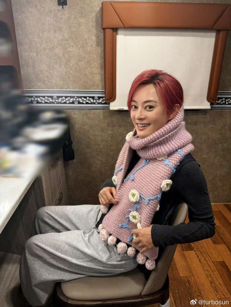 孙俪晒送给女儿的围巾。(取材自微博)