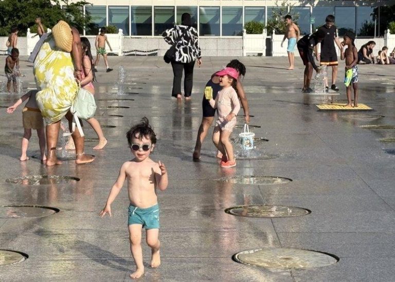 法国罕见5月酷热 巴黎人宁可适应不愿靠冷气 法国出现罕见的5月酷热天气,巴黎不少家长在傍晚带孩子到公园戏水解暑。(中央社)
