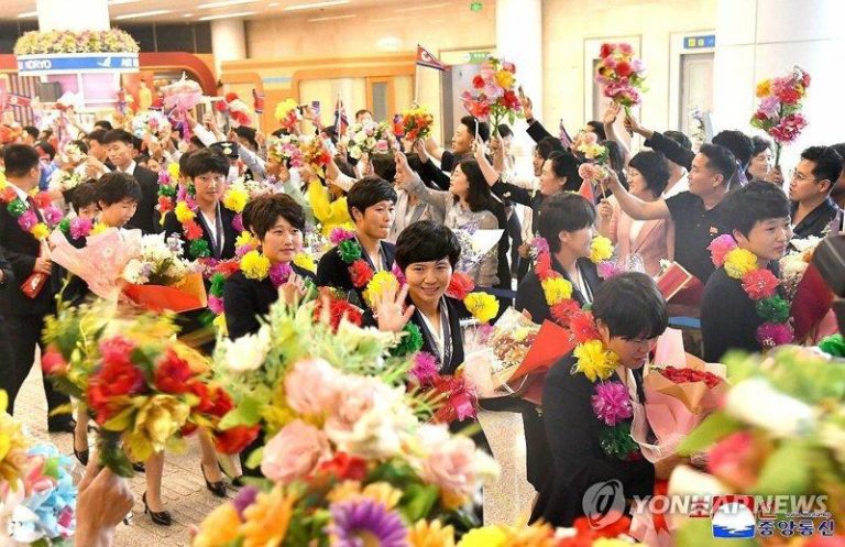 北韩女足亚冠联赛夺冠凯旋归 朝媒未提南韩赛事 北韩「我故乡」女足队在2026赛季亚足联女子冠军联赛上夺冠,回国后受到热烈欢迎。...