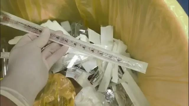 医疗废物垃圾桶内堆满废弃手术器具。(取材自大象新闻)