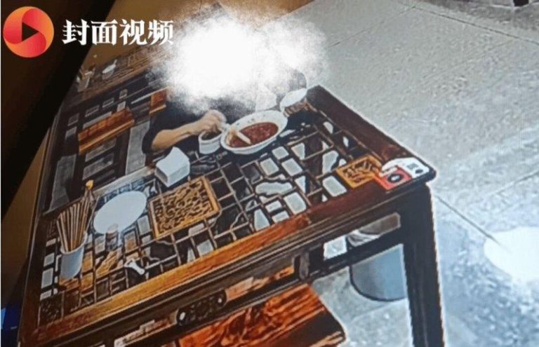 吃完面还加了6匙辣椒酱 老板怒公开「未打码」画面:浪费 男子朝汤里倒入6匙免费辣椒酱,却一口未食,被老板质疑浪费。(取材自封面新闻)