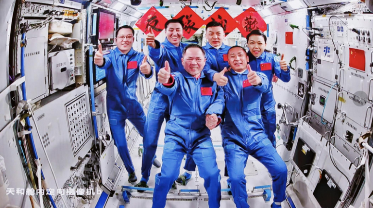 中国神舟21号和23号乘组交接 移交太空站钥匙 5月25日,在北京航天飞行控制中心飞控大厅拍摄的即时画面,神舟二十一号、二十三号...