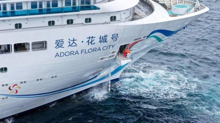 爱达·花城号完成海上大考 强风浪下一次通过149项测试 爱达·花城号在海上进行抛锚测试。(取材自人民日报)