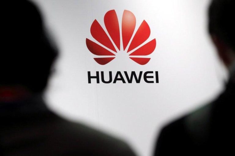 坐不住了… 华为「韬定律」缩短中美芯片差距 5年变3年 华为25日发表「韬(τ)定律」。(路透)