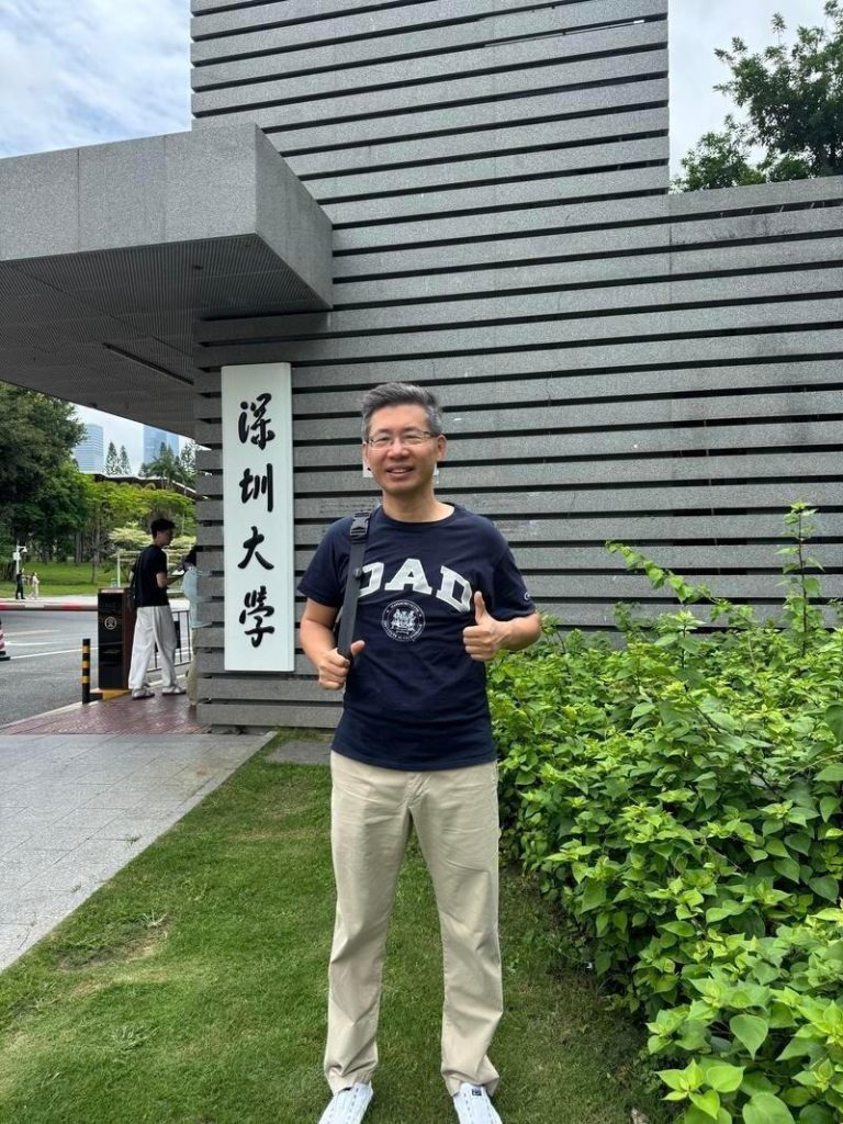 哈佛敞开 北大紧戒…清华教授实测35校门掀热议 郑毓煌5月17日打卡深圳大学校门。(取材自新京报/受访者供图)