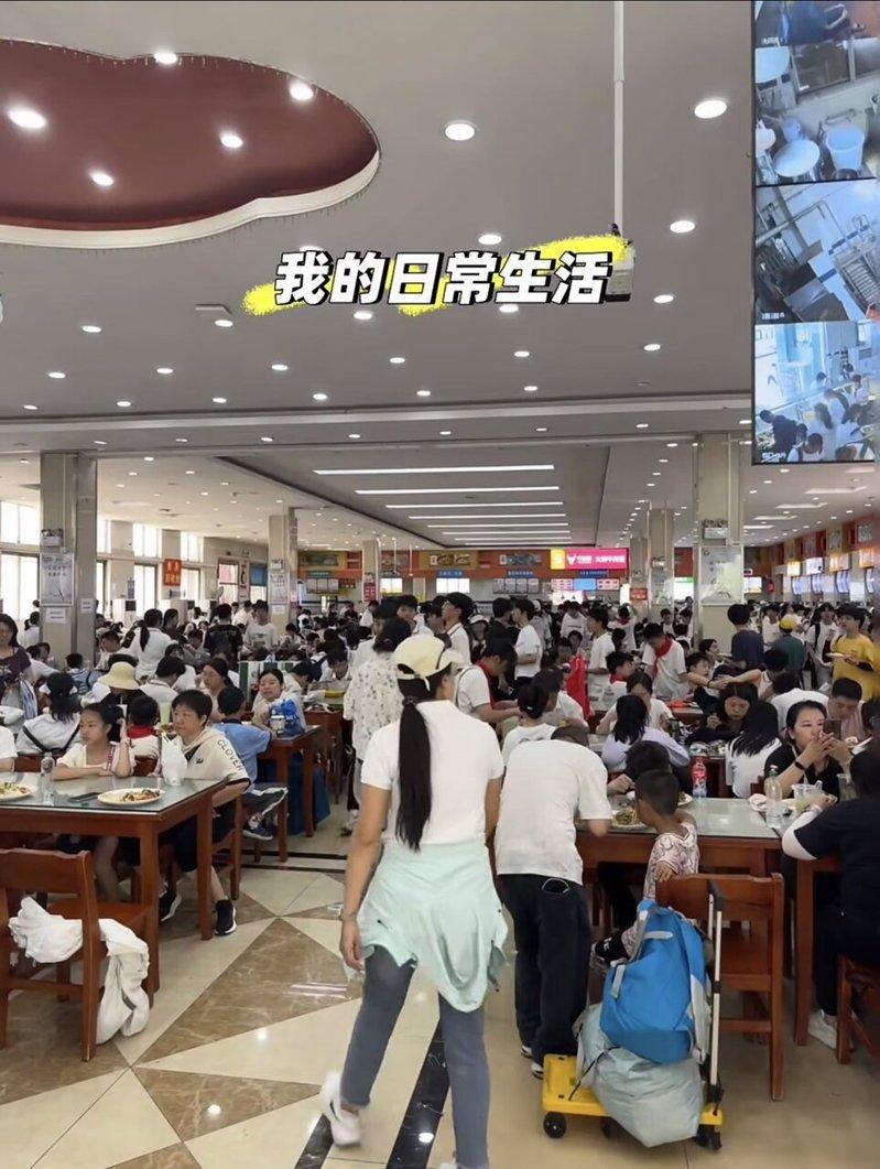 武汉大学爆满的食堂。(取材自小红书)
