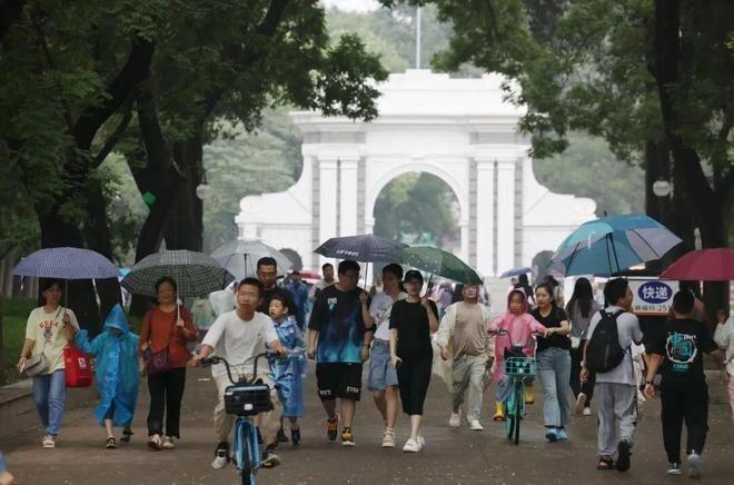 进入清华大学的游客络绎不绝。(取材自「凤凰周刊冷杉RECORD」)