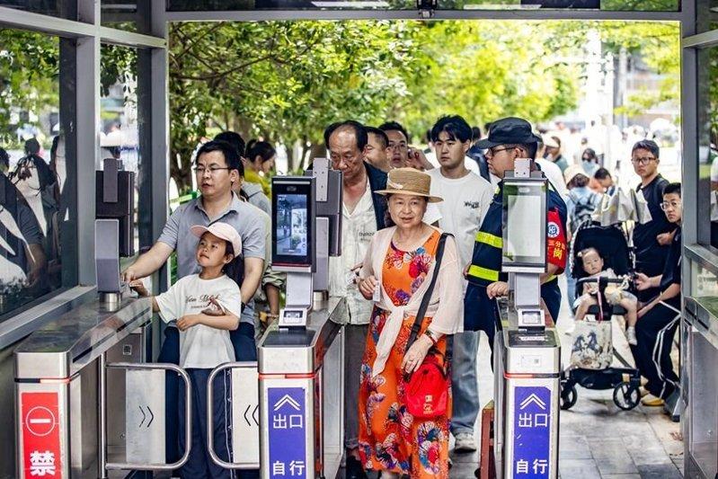 高校门口的人脸辨识系统。(取材自财新网)