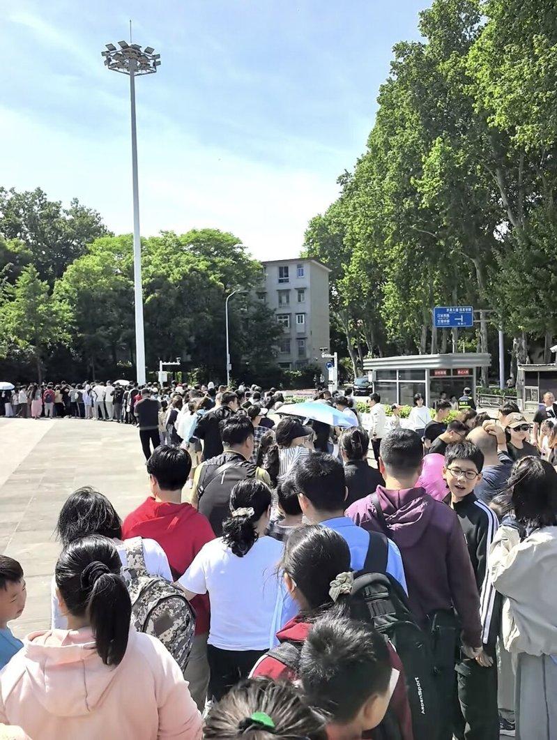 武汉大学里的参观人潮。(取材自小红书)