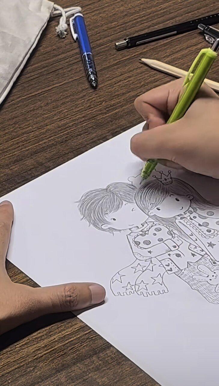 梁准准正直播创作。(视频截屏)