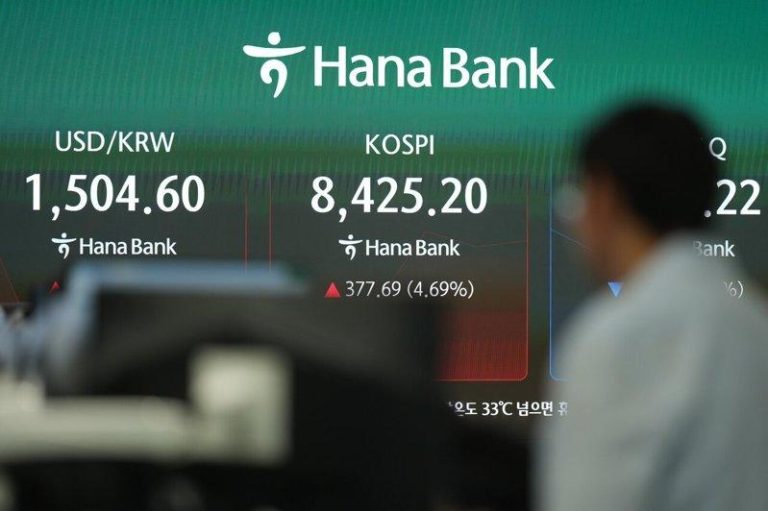 韩股今年来狂飙100% 涨幅辗压台股 重现网络泡沫盛况 韩股Kospi频频改写新高,今年来涨幅约100%。(美联社)