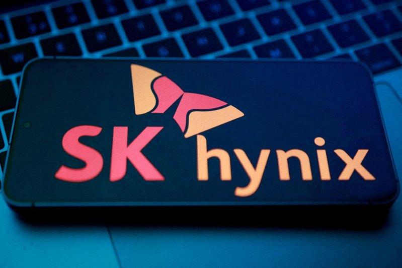 SK海力士股价27日盘初一度大涨11%,带动公司市值突破1兆美元,显示投资人对该...