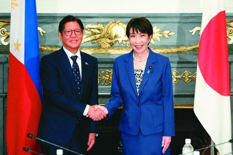 日菲升级「全面战略伙伴」 启动机密情资共享谈判 日本首相高市早苗(右)28日在东京迎宾馆赤坂离宫与菲律宾总统马可仕(左)会面。(...