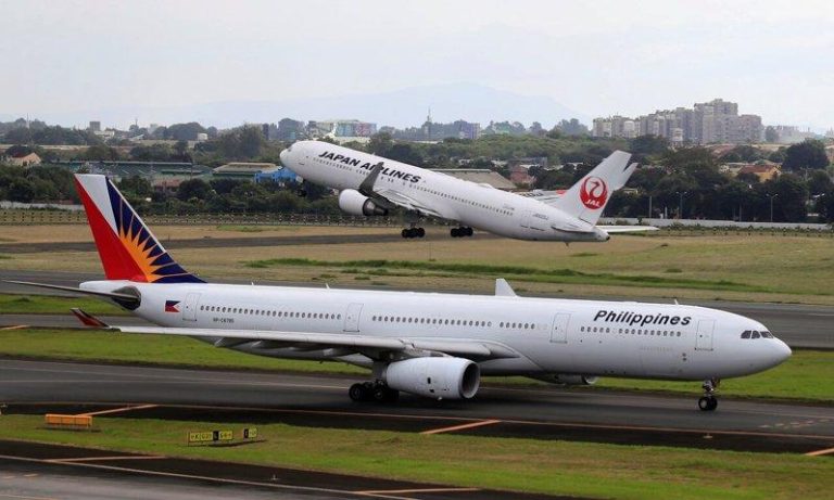 载226人日航波音客机起飞后轮胎异常 紧急改降成田机场 日本航空一架客机29日从羽田机场起飞、原定飞往鹿儿岛机场,却在空中发生机体异常,...